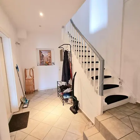 Grosse Schoene Ferienwohnung Mit Balkon, Garten, Grill