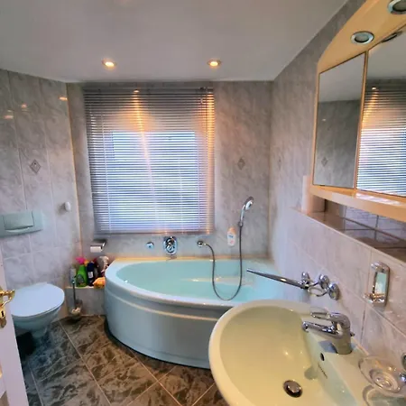 Grosse Schoene Ferienwohnung Mit Balkon, Garten, Grill * Waltershausen